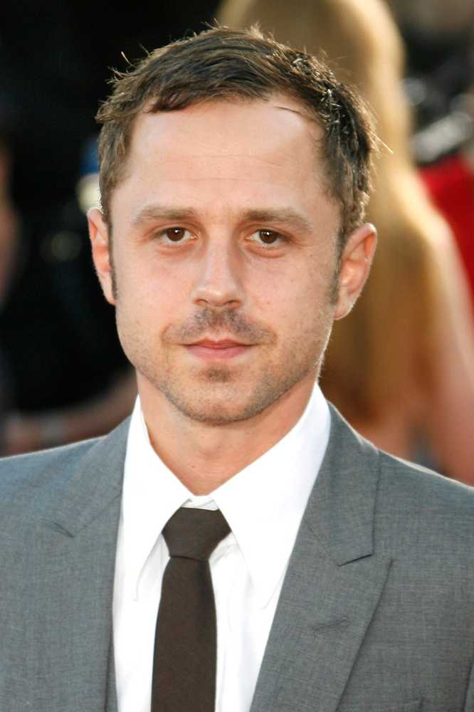 How tall is Giovanni Ribisi?